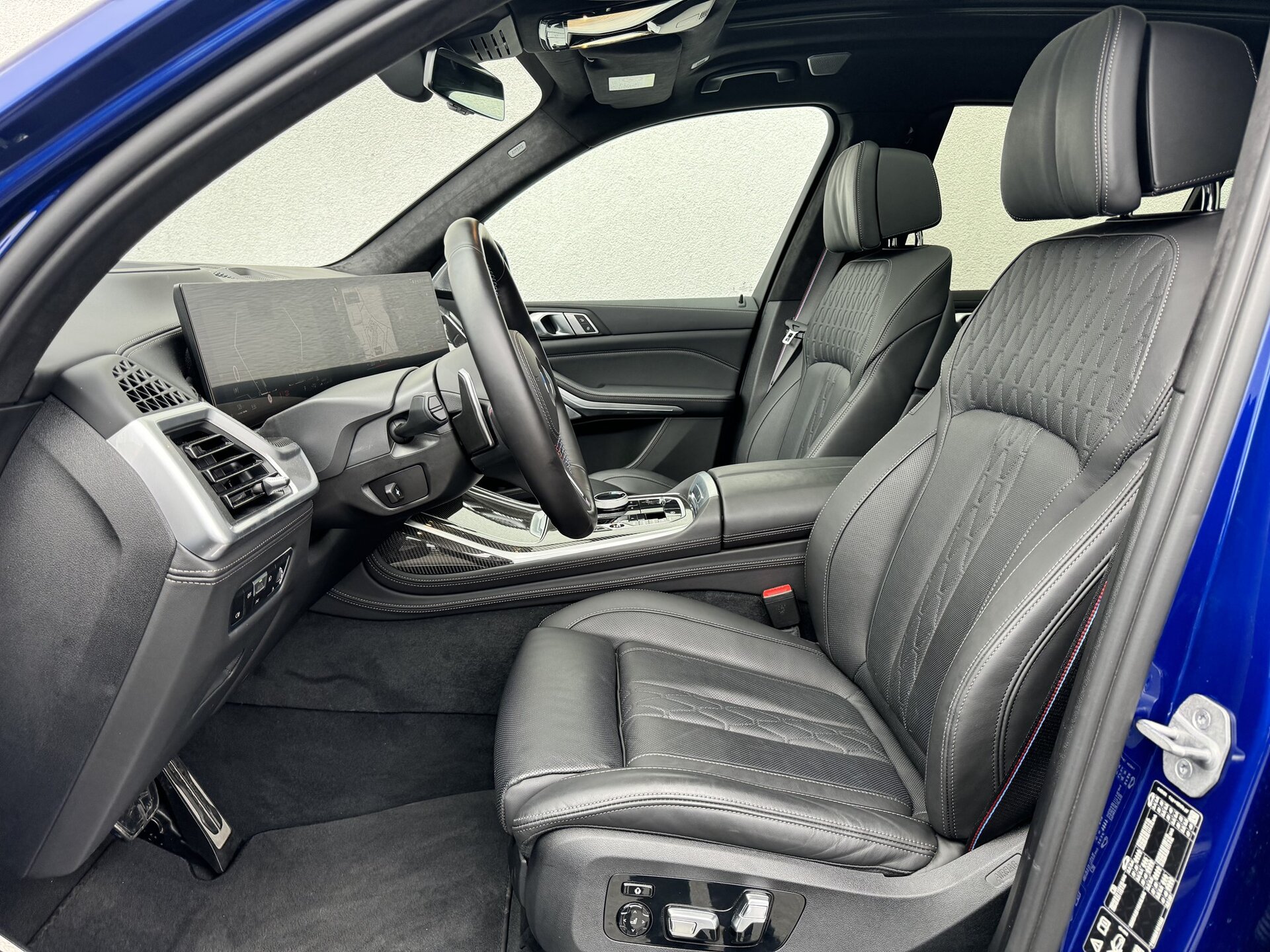 BMW X7 M60i xDrive | facelift | české předváděcí auto | skladem | V8 biturbo 530 koní | modrá s černou kůží | maximální výbava | luxusní sportovní velké SUV | ihned k předání | více info a nákup online | AUTOiBUY.com